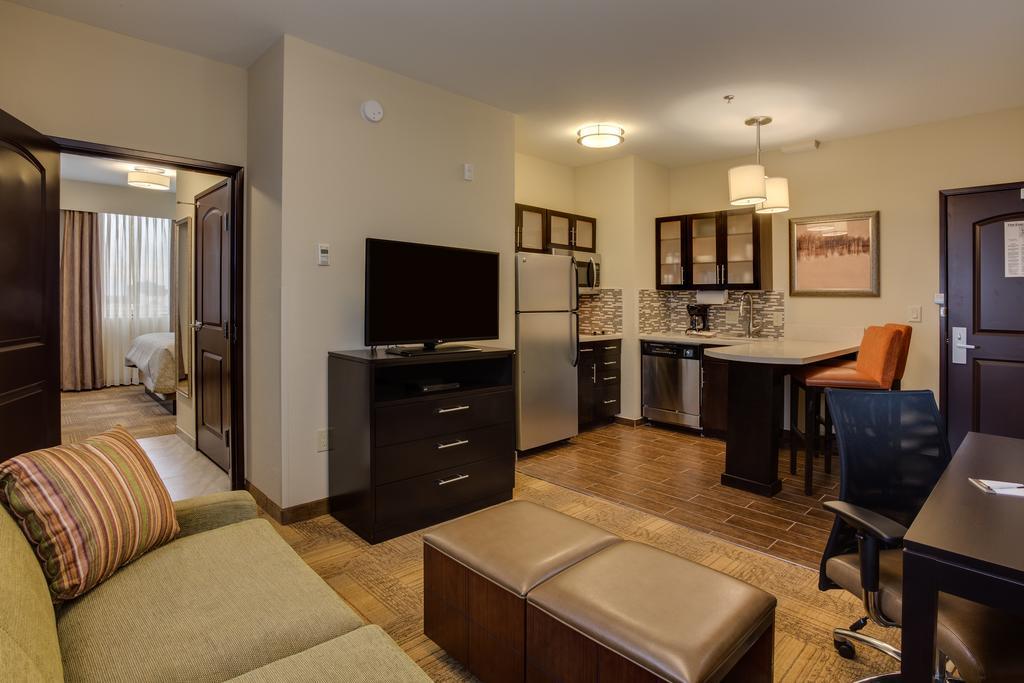Staybridge Suites Dearborn By Ihg Bagian luar foto